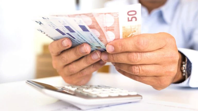 Συντάξεις: Ποιοι μπορούν να γλιτώσουν έως και 9 χρόνια (παραδείγματα)